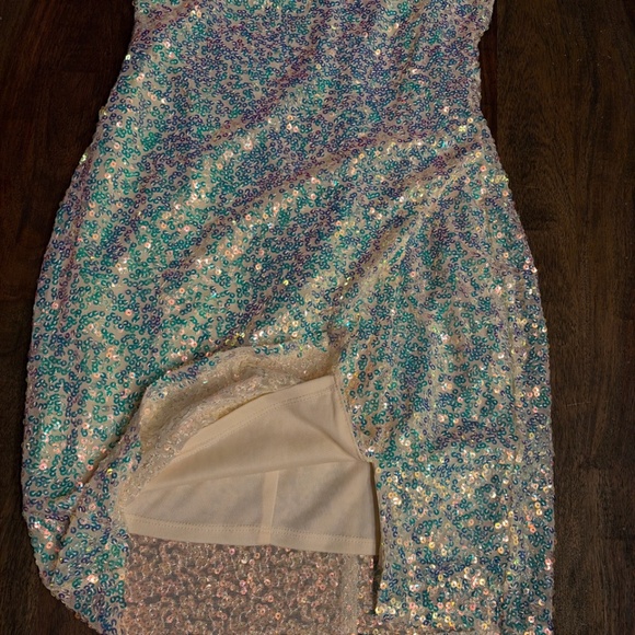 Missguided Doll Iridescent One-Shoulder Sequin Mini Dress - Picture 5 of 7
